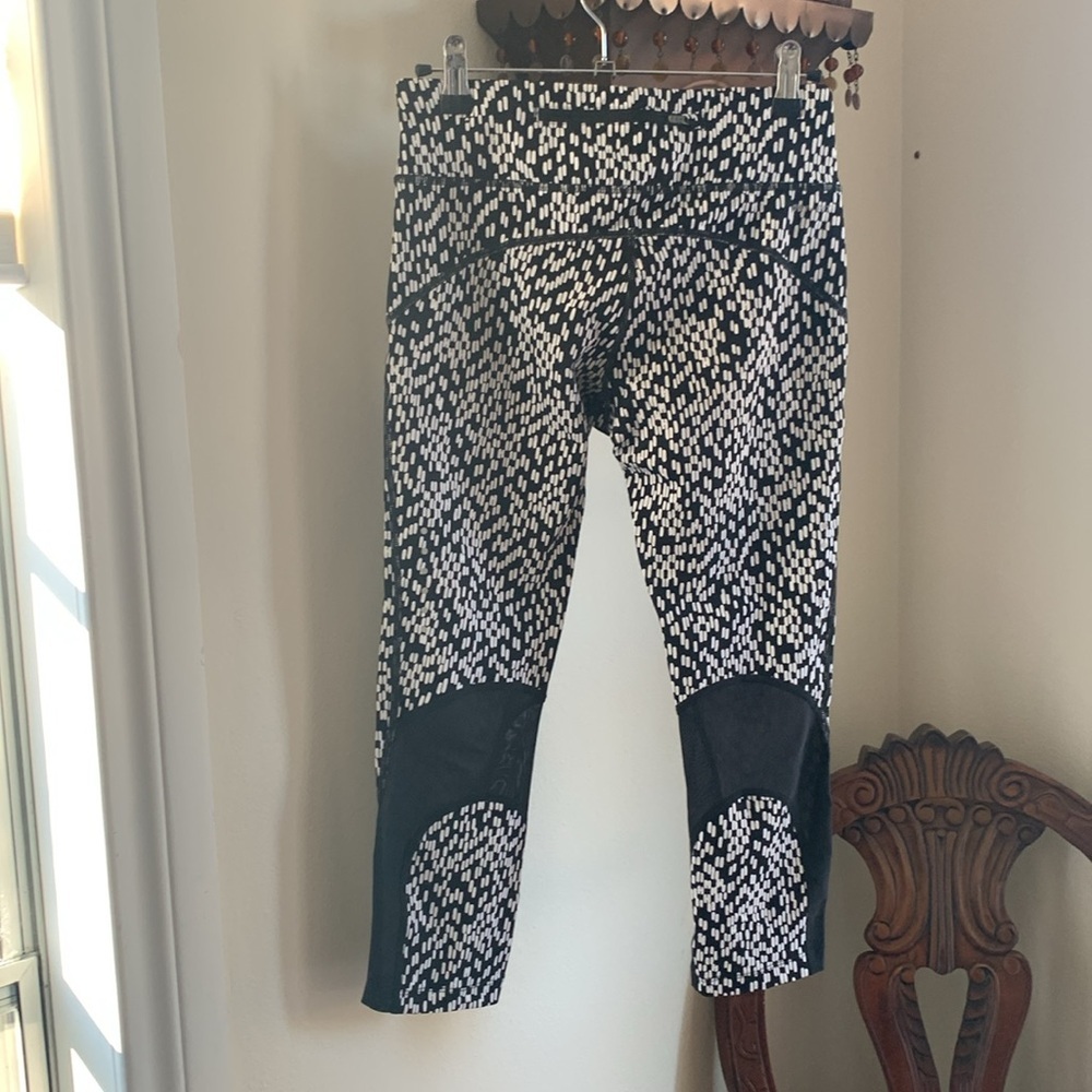 NIKE DRI-FIT WOMENS CAPRI YOGA/LEGGINGS BLACK &‎ WHITE W/MESH ACCENT SIZE SMALL - Picture 4 of 10